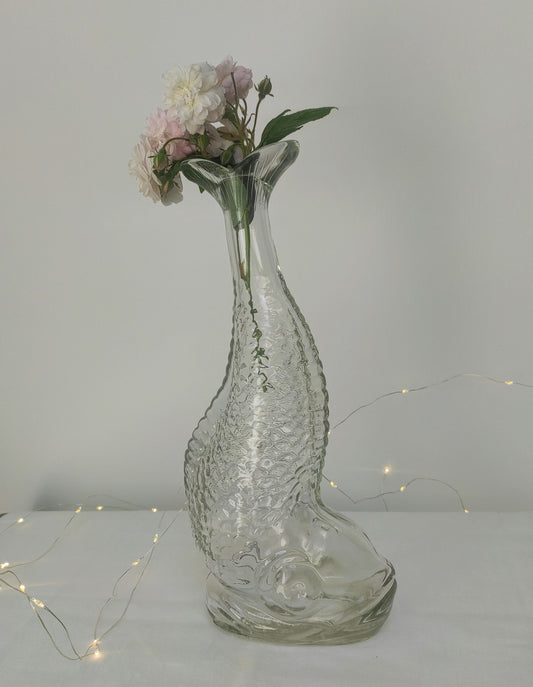 Ancienne bouteille carafe zoomorphe forme poisson en verre blanc, En curiosité sur une étagère, sur la table en carafe ou en vase, cette bouteille apportera originalité et touche vintage 