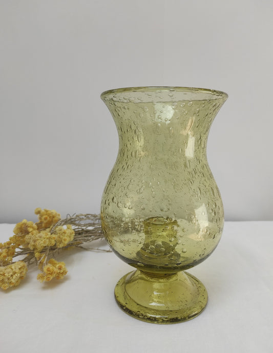 Pleins de belles petites bulles de couleur jaune tirant sur le vert ce bougeoir / photophore en verre soufflé signé Biot trouvera à coup sûr une place dans votre intérieur. Bohème, vintage, Provence