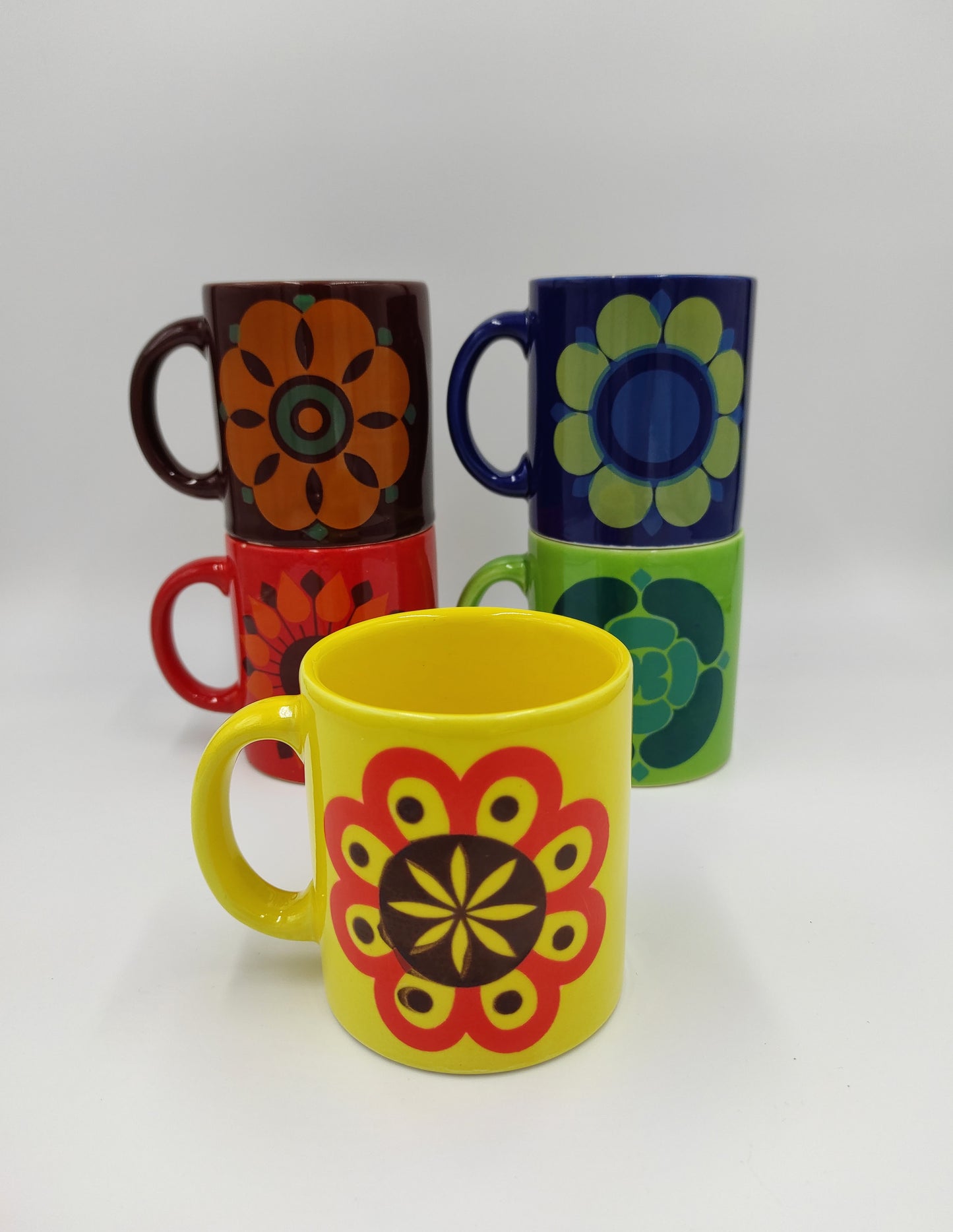 Lot de 5 mugs WAECHTERSBACH W-GERMANY. Pour un petit déjeuner coloré et vintage prenez votre thé dans une ambiance années 70 !  Ils sont beaux, jaune, vert, bleu, orange et marron, vous n'aurez que l'embarras du choix !   A noter : ils portent des petites marques du temps ( petite ébréchure en haut pour tous sauf la marron qui est en très bon état)