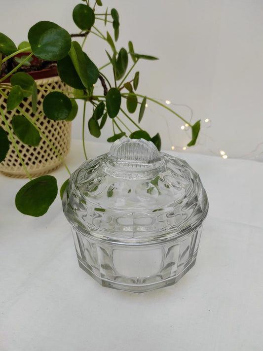 Sucrier en verre moulé des années 50 made in France.  En très bon état, il apportera une touche d'art déco sur votre table.   Vous pouvez très bien le détourner en bonbonnière ou décoration dans une salle de bain. Décoration, art de la table vintage