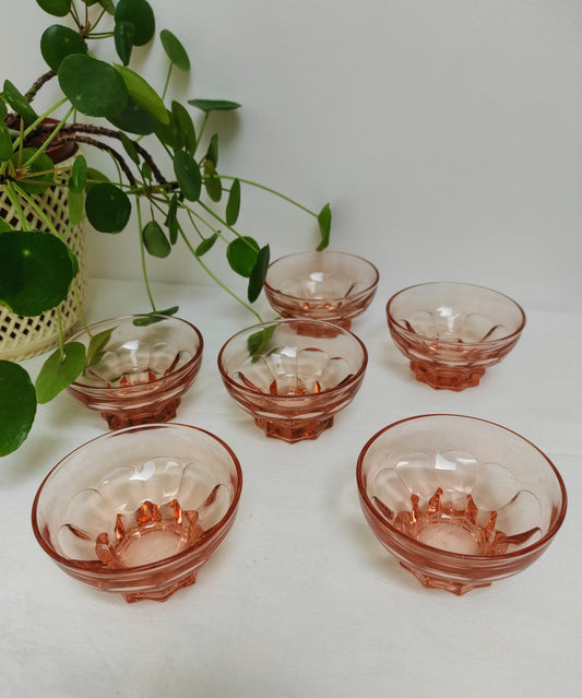 Set de 6 coupelles en verre rose Art Déco années 50. Ces jolis verres rose Art Déco des années 50/60 aux pieds étoilés accueilleront aussi bien une boule de glace, un apéritif ou encore du champagne.   En très bon état malgré quelques irrégularités dans le verre, aucun éclat.   Elle apporteront une touche glamour sur votre table. 