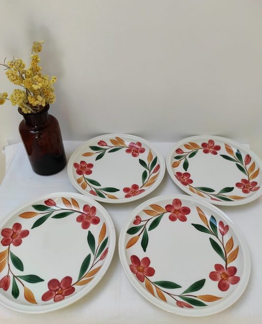 Set de 4 assiettes en faïence de Gien motif floral. Ce joli set de 4 assiettes de la faïencerie de Gien aux motifs floraux roses, oranges et verts sera parfait une table colorée ou champêtre.  Les motifs ont été peints à la main et les assiettes passent au lave vaisselle !