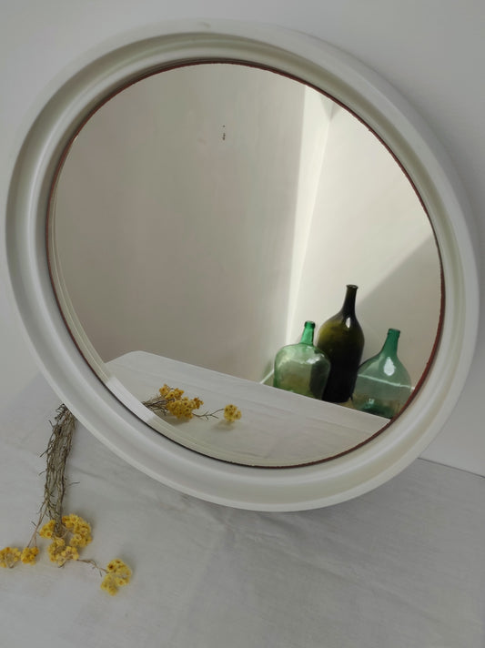 Miroir rond vintage style Gilac 1813 en plastique blanc. En parfait état ce joli miroir rond vintage à suspendre style Gilac 1813 made in France apportera une jolie touche seventies à votre intérieur.