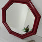 Miroir vintage octogonal en bois rouge style rotin. Miroir vintage octogonal de couleur rouge style bambou rotin à suspendre ou à poser. 
