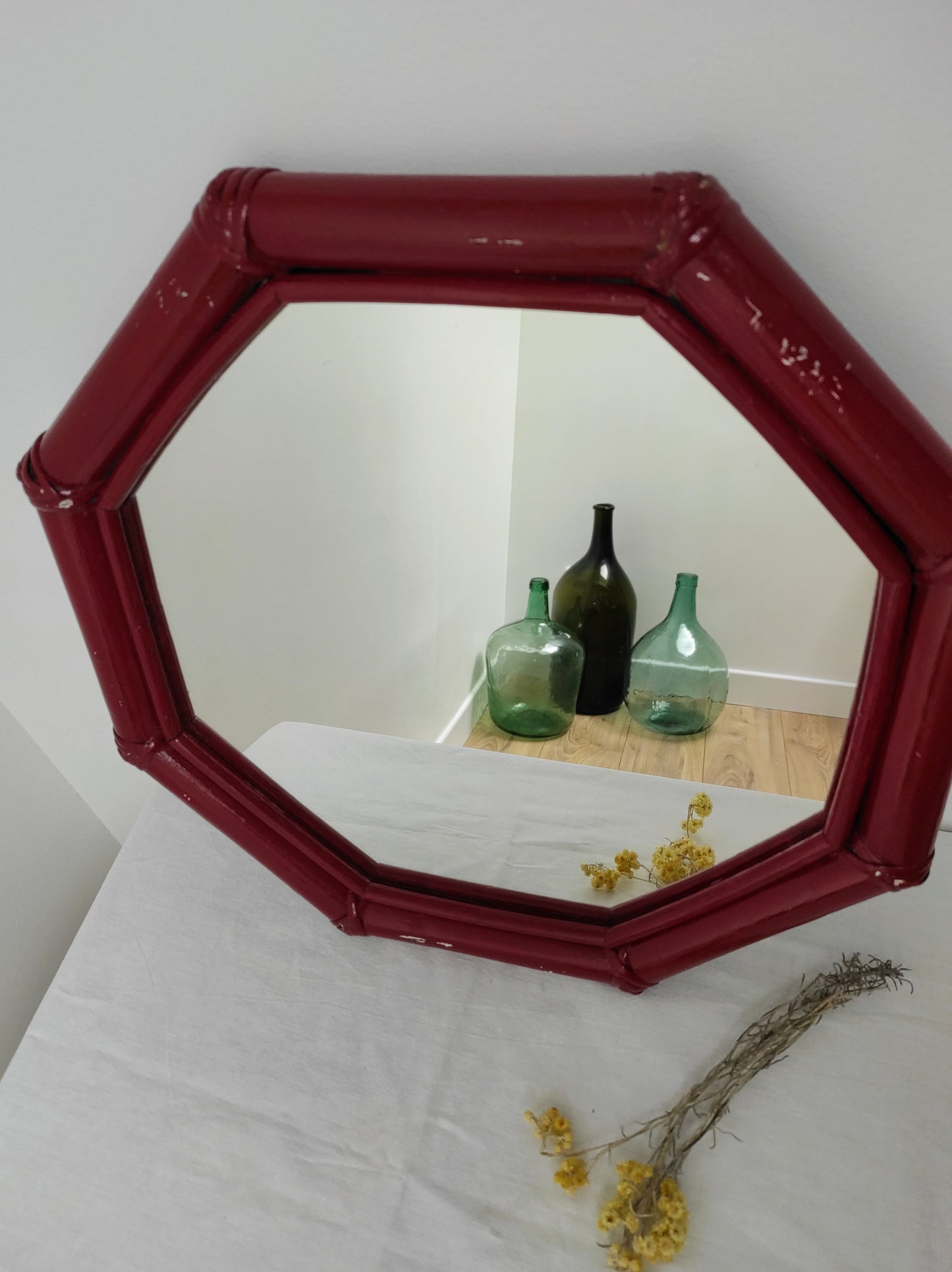 Miroir vintage octogonal en bois rouge style rotin