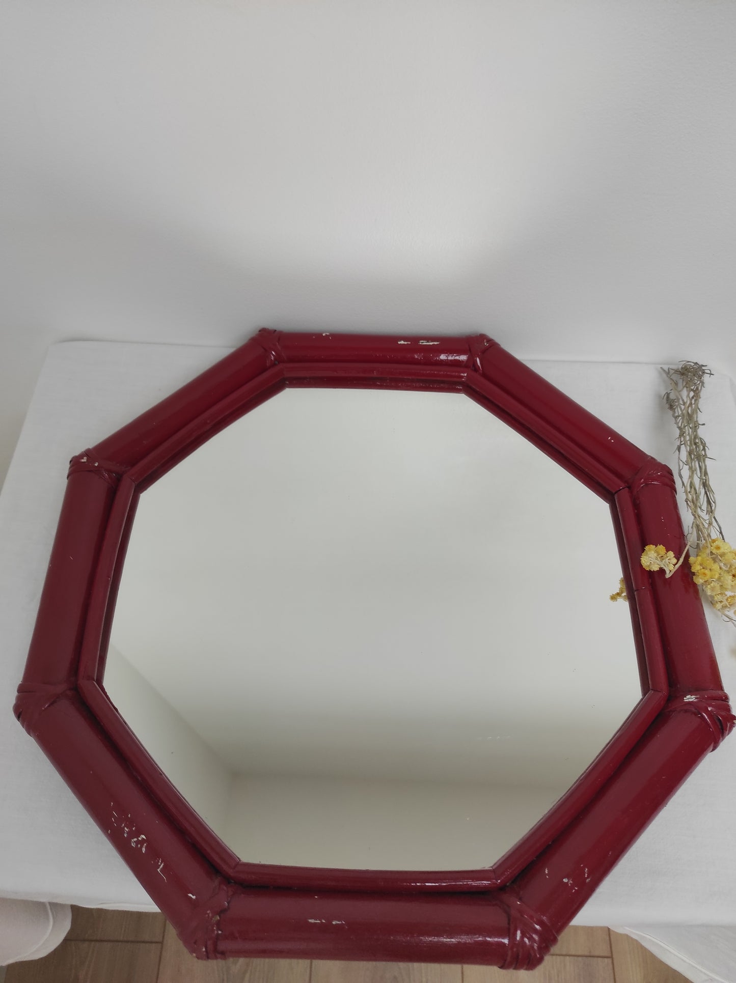 Miroir vintage octogonal en bois rouge style rotin