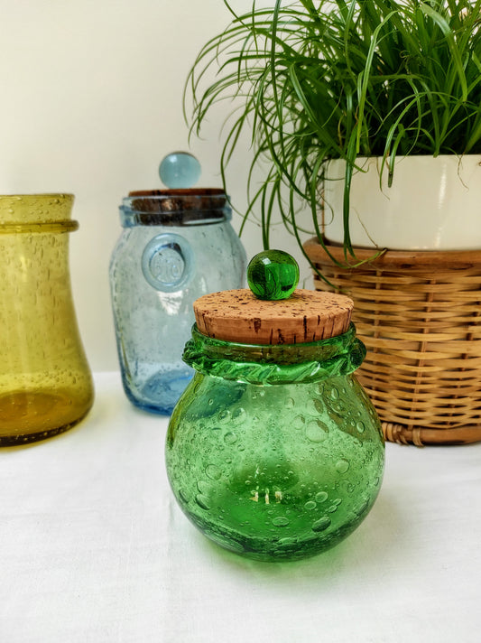 Pot/bocal en verre soufflé vert BIOT. Jolie petit pot en verre bullé provenant de la verrerie BIOT.   Bouchon liège avec sa prise en verre également.   Jolis détails au niveau du col, pleins de belles bulles et une belle couleur verte.  Made in France artisanalement, chaque pièce BIOT est unique ! Gravure BIOT en dessous du pot. Vintage