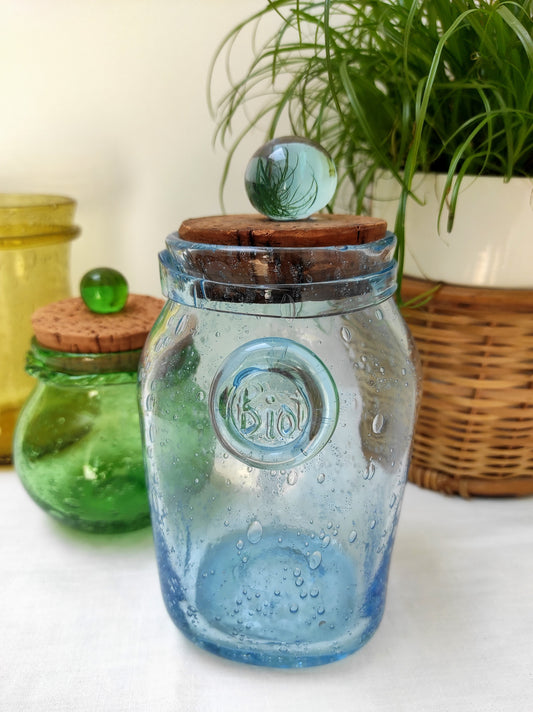 Ancien pot en verre soufflé bleu BIOT. Superbe ancien pot/bocal en verre bullé provenant de la verrerie BIOT.   Bouchon liège avec sa prise en verre également.   Estampille BIOT sur le devant, pleins de belles bulles et une belle couleur bleu. En très bon état. Vintage, Made in France artisanalement, chaque pièce BIOT est unique !