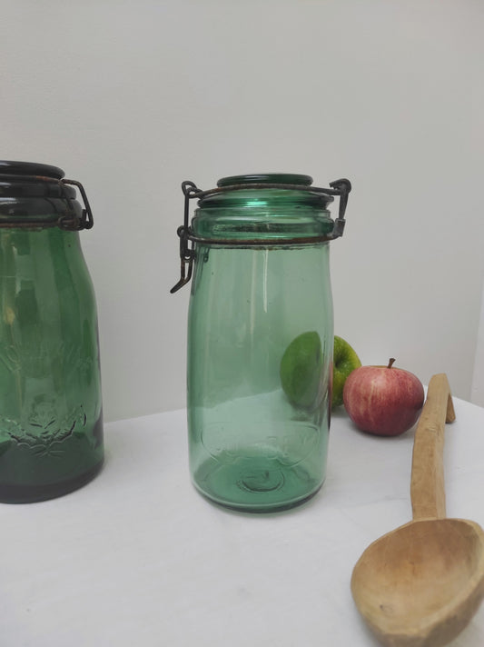 Ancien bocal en verre vert SOLIDEX. Ce bocal vintage de la marque SOLIDEX sera votre allié pour une maison zéro déchet pour stocker pâtes, riz, épices en cuisine, coton dans la salle de bain.  En déco, il saura aussi faire son effet en accumulation avec d’autres formats ou couleurs.  A noter : en très bon état, des traces de rouille sur la fermeture métallique mais complètement fonctionnelle (c'est ce qui fait aussi son charme !)  Hauteur : 22 cm