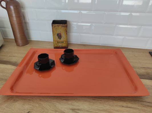 Grand plateau orange des années 70. Mettez du peps pour apporter le petit déjeuner au lit ou apporter l'apéritif avec ce grand plateau orange vintage tout droit sorti des années 70 !  Quelques micro rayures du à son utilisation (et oui il a du vécu !) mais en très bon état. 