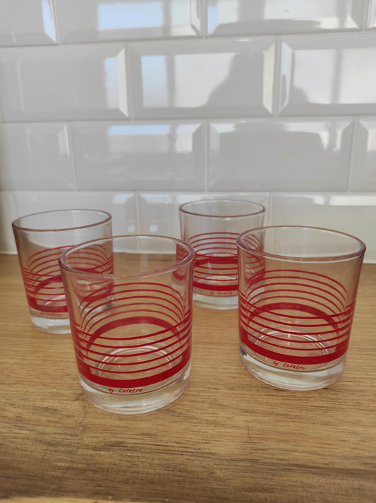 Set de 4 verres à eau vintage by Covetro. Ensemble de 4 verres à eau par Covetro, made in Italy des années 80.  La couleur rouge des liserés est encore bien présente excepté sur un des verres où elle est légèrement passée. 