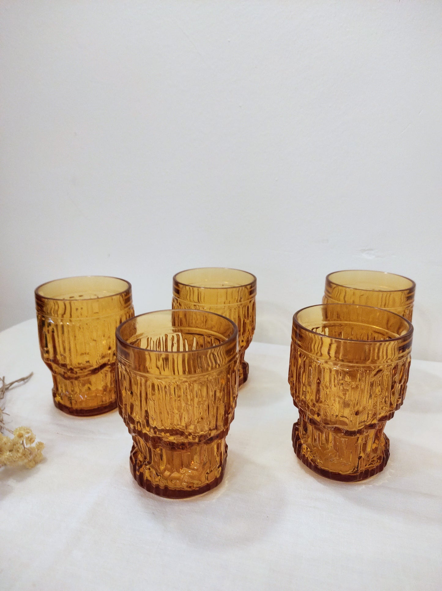 Set de 5 verres ambrés années 70 par Bormioli. Ensemble de 5 verres moulés ambrés de fabrication italienne par Bormioli des années 70. Verres vintage