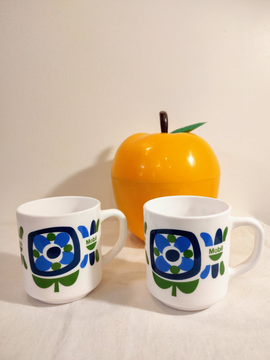 Set 2 mugs Arcopal vert et bleu pour Mobil.Un classique !  L'une des pièce incontournable à avoir dans sa cuisine.....le mug Mobil tellement iconique des années 70/80.   Dans les années 70 jusque dans les année 80, cette tasse à café était offerte dans les stations d'essence Mobil afin de fidéliser les clients.   Les mugs étaient déclinés en plusieurs couleurs, ici les motifs sont bleus et verts.  Design coloré et pop créé par Jean-Charles Meunier. 