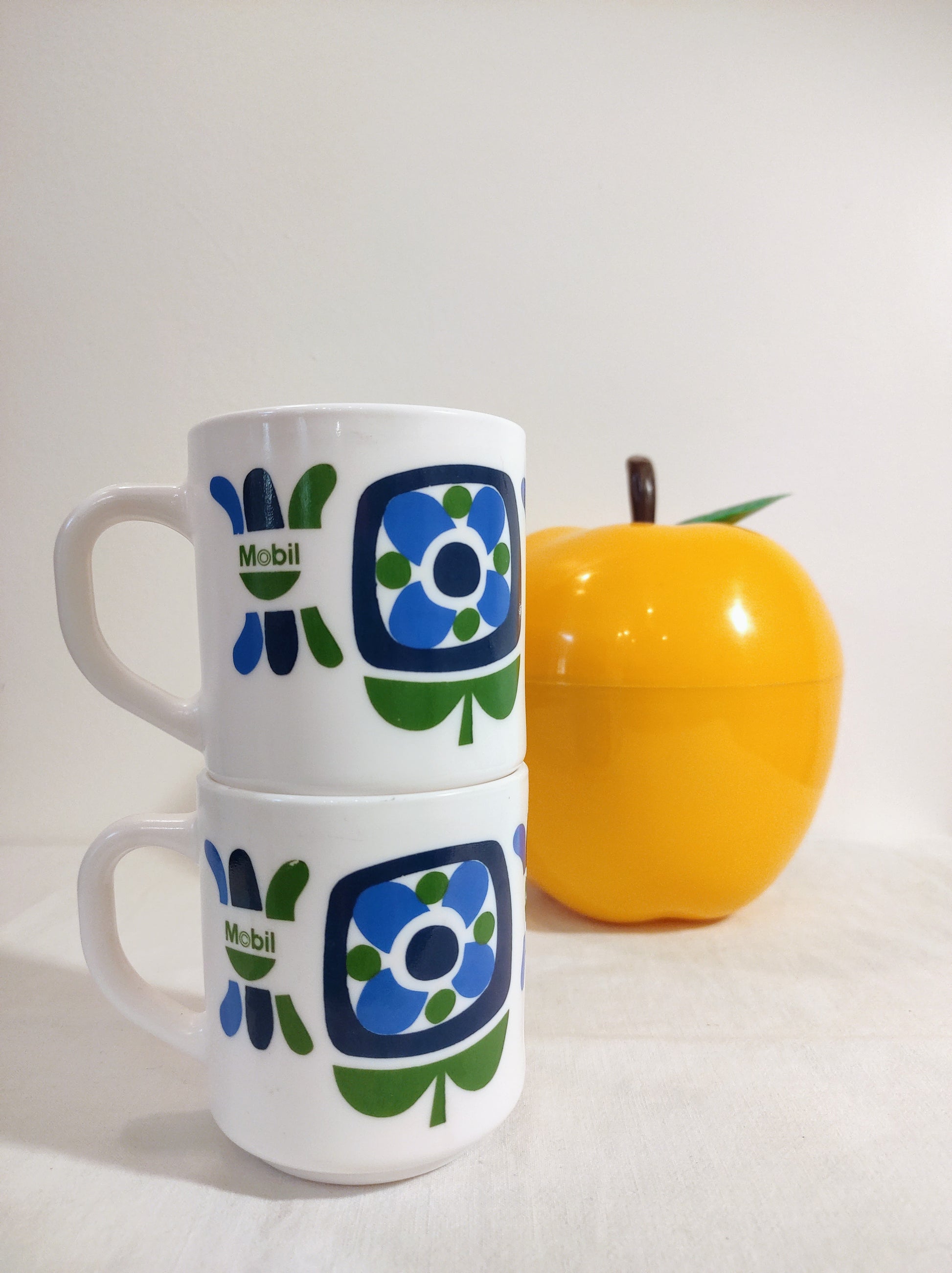 Set 2 mugs Arcopal vert et bleu pour Mobil