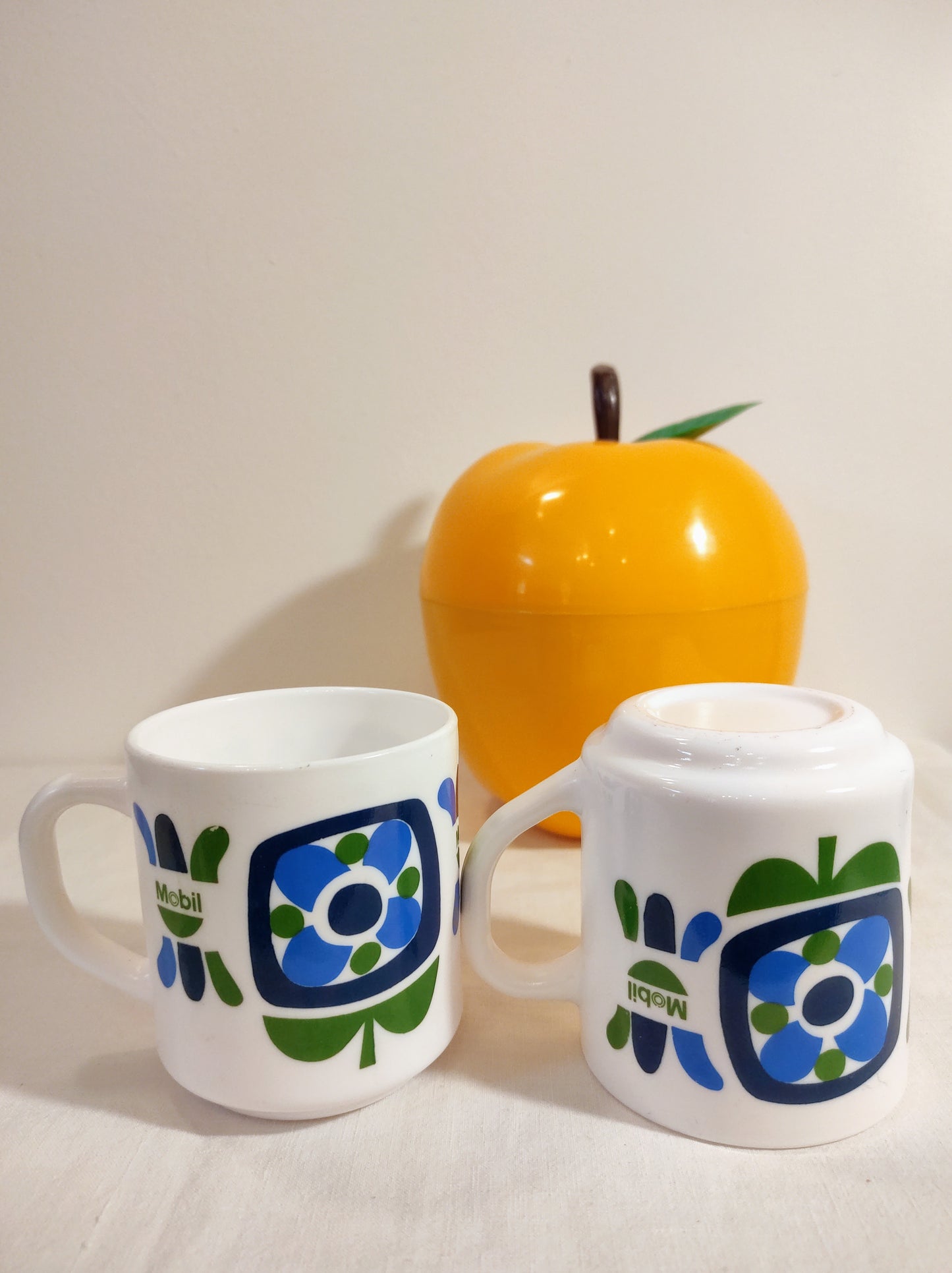 Set 2 mugs Arcopal vert et bleu pour Mobil