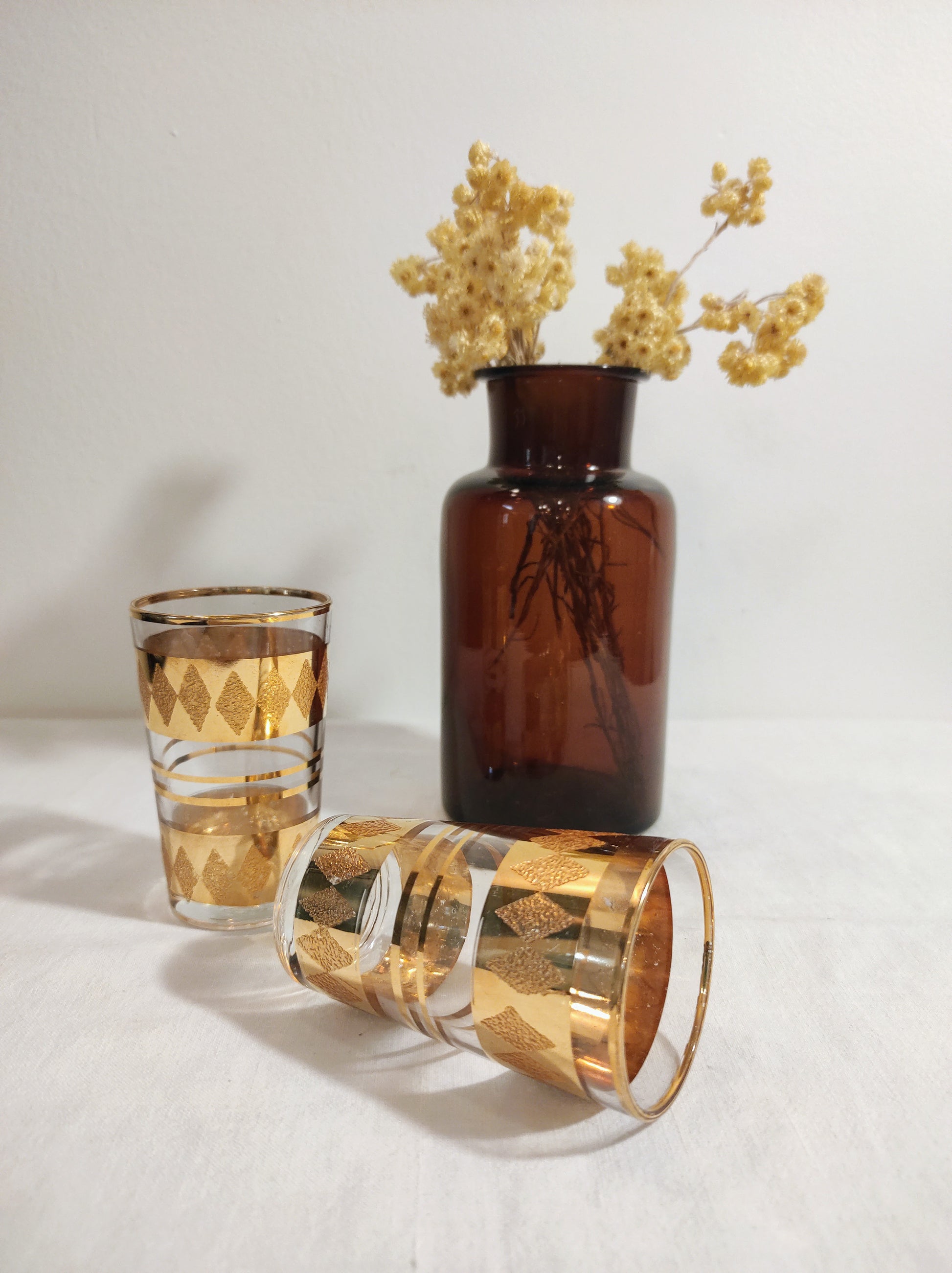 Set de 2 anciens petits verres dorés. Ces petits verres dorés seront parfait pour vos digestifs ou le vin cuit en fin de repas !   Made in France, Reims. Verre vintage