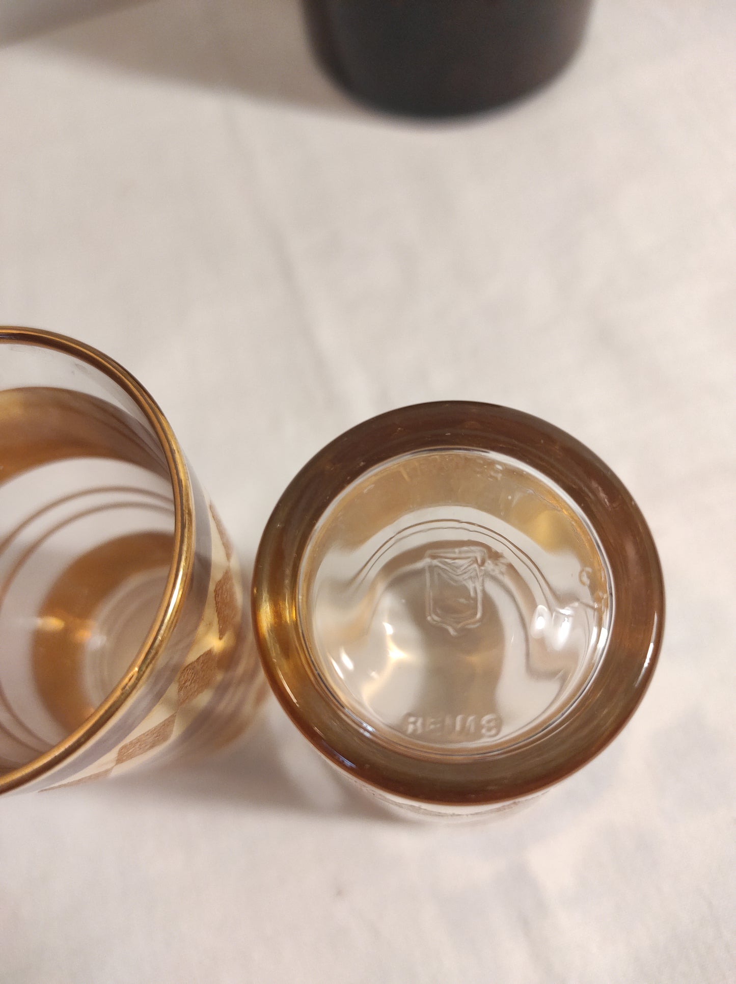 Set de 2 anciens petits verres dorés
