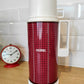 Bouteille isotherme THERMOS vintage made in England années 70. Faites vous remarquer en emportant votre café dans ce superbe thermos à pois des années 70 !  Bouteille isotherme chaud-froid de la célèbre marque THERMOS.  Corps en métal rouge foncé avec des petits pois rouges clairs.  Bouchon et gobelet/tasse en plastique.  Contenance 1 L.