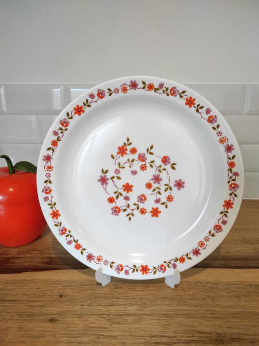 Gand plat de service ARCOPAL modèle SCANIA vintage. Un classique de la cuisine Française vintage…. le modèle SCANIA fabriqué en France par Arcopal dans les années 70.   Ce grand plat de service en opale et verre trempé au décor de petites fleurs oranges et roses sera parfait pour vos bons petits plats !  En très bon état.  