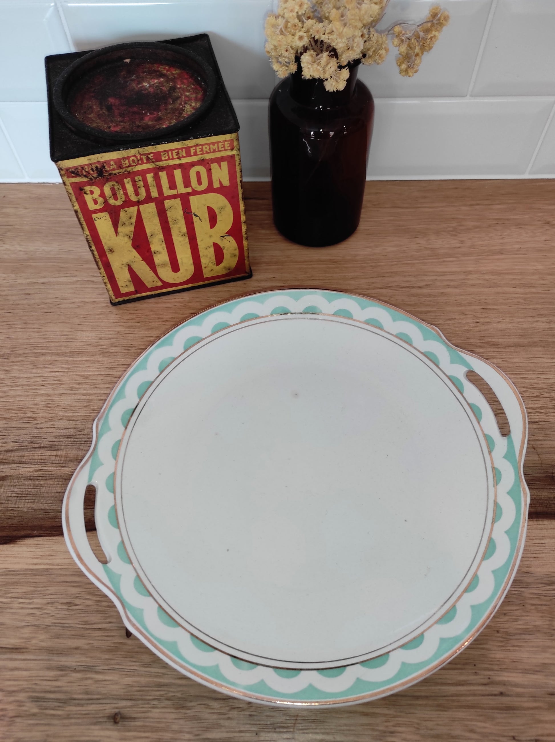 Plat de service vintage KG LUNEVILLE modèle BOLERO. On craque pour ce plat de service de la faïencerie de LUNEVILLE, modèle BOLERO, avec son pourtour vert menthe (mint) et son liseré doré !  Fabriqué en France, il est en bon état général.   A noter : aucun éclat, le liseré doré est légèrement altéré par endroit et une légère petite tâche beige dans le fond du plat (et oui il à vécu !). 