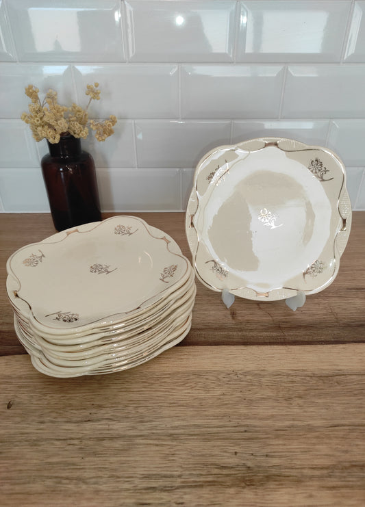 Set de 11 anciennes assiettes à dessert en faïence MOULIN DES LOUPS-HAMAGE.  Ce joli set de 11 assiettes à dessert aux fleurs et liseré doré de la faïencerie MOULIN DES LOUPS aiguillera à merveille vos desserts de fêtes ou pour vos desserts de tous les jours !  Datant des années 30/40 elles en ont vu passer des desserts alors il y a forcement quelques traces du temps sur certaines assiettes !