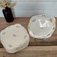 Set de 11 anciennes assiettes à dessert en faïence MOULIN DES LOUPS-HAMAGE.  Ce joli set de 11 assiettes à dessert aux fleurs et liseré doré de la faïencerie MOULIN DES LOUPS aiguillera à merveille vos desserts de fêtes ou pour vos desserts de tous les jours !  Datant des années 30/40 elles en ont vu passer des desserts alors il y a forcement quelques traces du temps sur certaines assiettes !