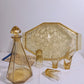 Ancien service à liqueur art déco jaune année 50. Ancien service à liqueur art déco en verre jaune comprenant 6 verres, une carafe et un plateau assez lourd aux motifs feuilles de vigne.  Le service est en très bon état. 
