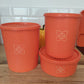 Boite TUPPERWARE soleil orange vintage. Boite TUPPERWARE soleil orange des années 80.   Avec son couvercle plissé comme un soleil, vous n'aurez qu'à appuyer au milieu pour la fermer.  En très bon état, made in France. 