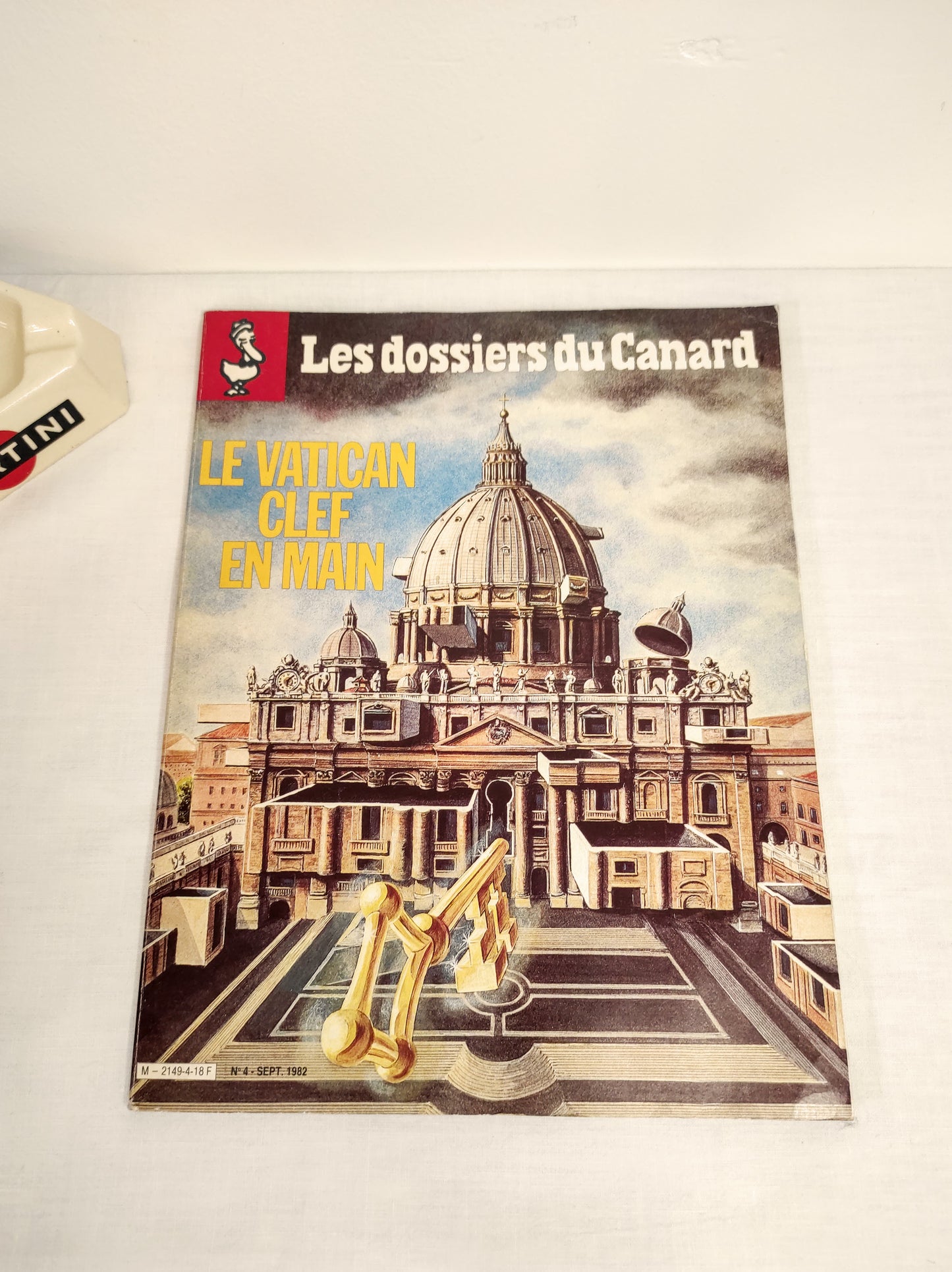 Ancien magazine les dossiers du canard enchaîné n°4 : Le Vatican clef en main de 1982. Ancien magazine "Les dossiers du canard en chaîné n°4 : le Vatican clef en main" datant de septembre 1982.   En très bon état. Magazine vintage