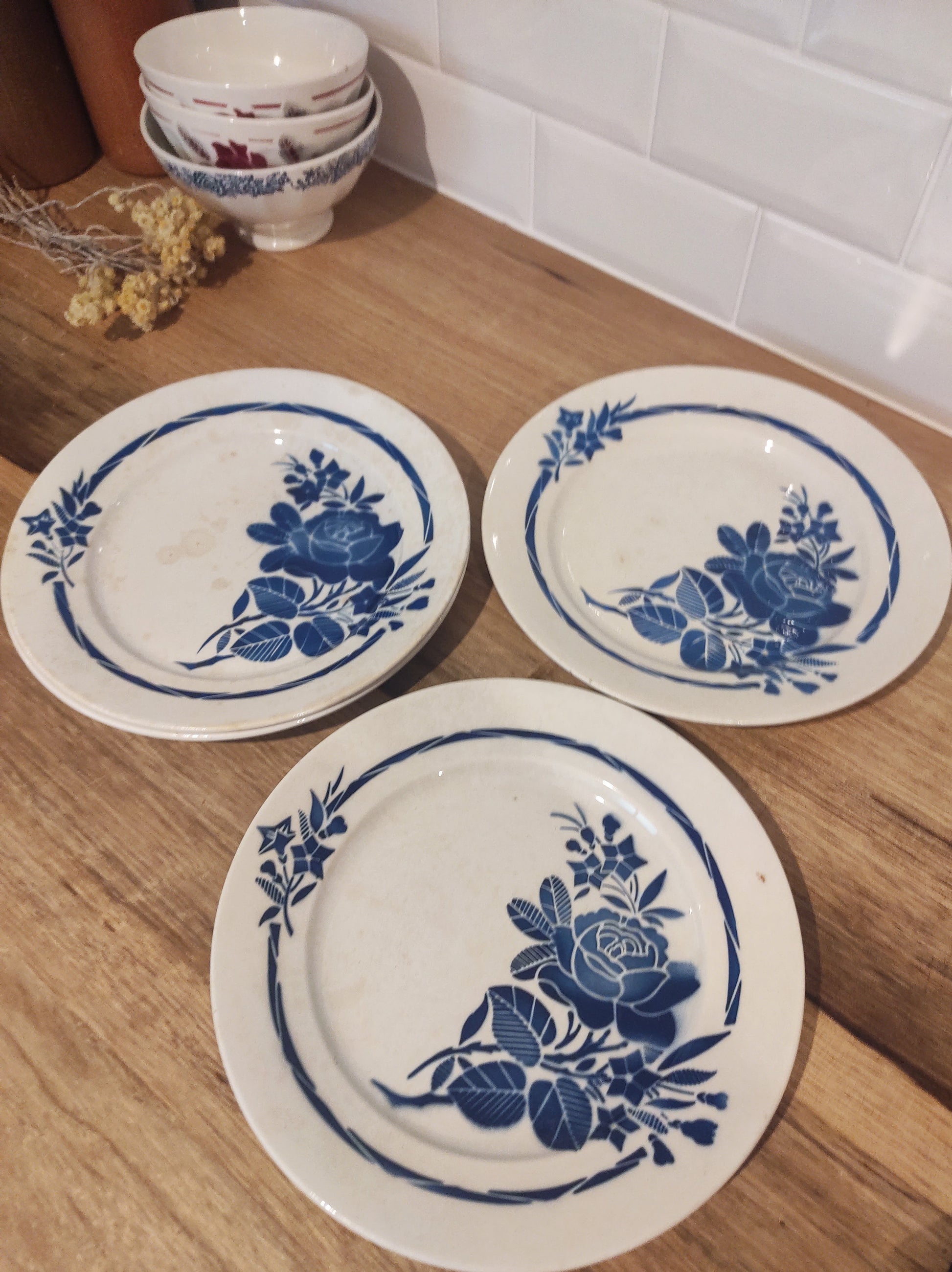 Set de 4 assiettes plates anciennes de BADONVILLIER motif floral. En bel état et au motif de roses bleues, la couleur est encore vive et le vernis bien brillant.  Dans l’esprit Art déco, elles auront un plus bel effet associées à des couverts et des verres plus contemporains ou sur table au service dépareillé ! Assiettes vintage