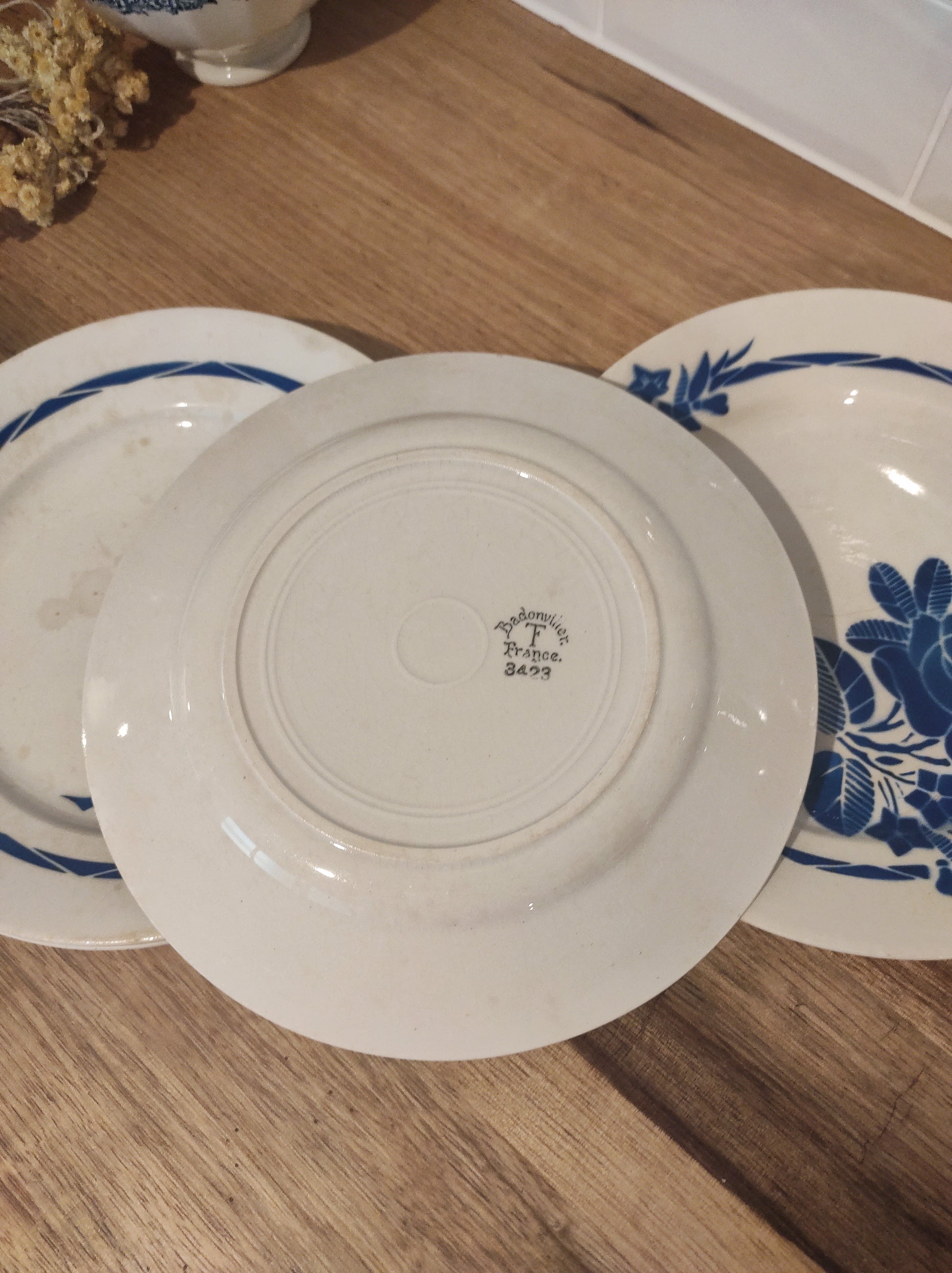 Set de 4 assiettes plates anciennes de BADONVILLIER motif floral. En bel état et au motif de roses bleues, la couleur est encore vive et le vernis bien brillant.  Dans l’esprit Art déco, elles auront un plus bel effet associées à des couverts et des verres plus contemporains ou sur table au service dépareillé ! Assiettes vintage