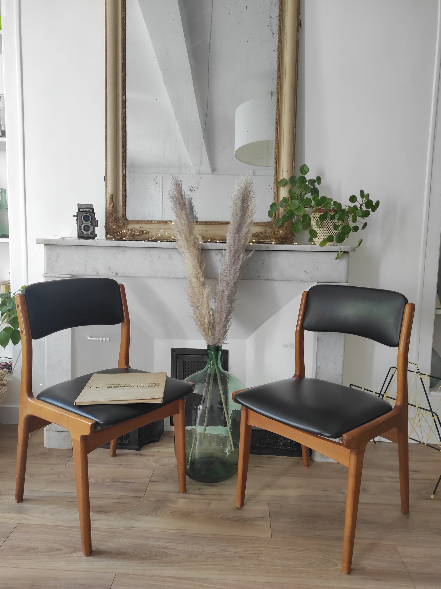 Paire de chaises vintage bois et skaï noir style scandinave estampillées CTC. On aime le look sobre de cette jolie paire de chaises scandinaves en bois et skaï noir.   Estampillées C.T. 3010, elles sont totalement dans leur jus depuis les années 60.   L'assise, le rembourrage et le dessous des chaises sont en très bon état.   A noter : un léger accro sur une assise (voir photo) et quelques marques du temps sur le bois notamment au niveau des pieds mais elles restent en très bon état vu leur âge !