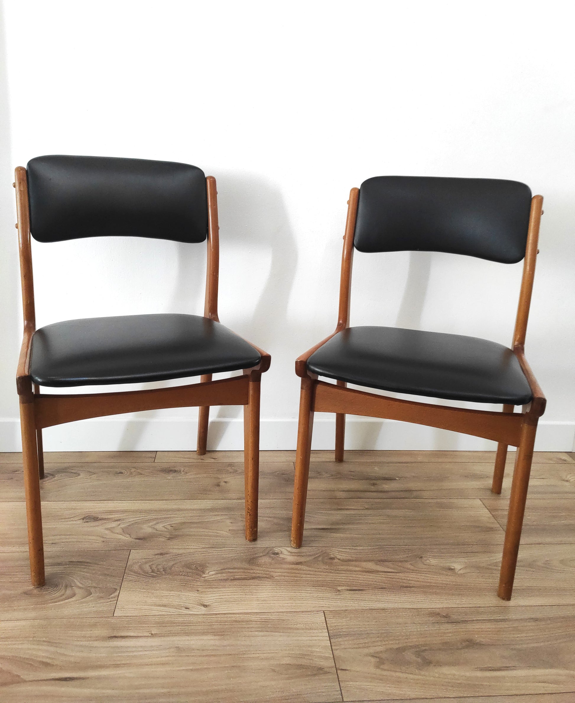 Paire de chaises vintage bois et skaï noir style scandinave estampillées CTC