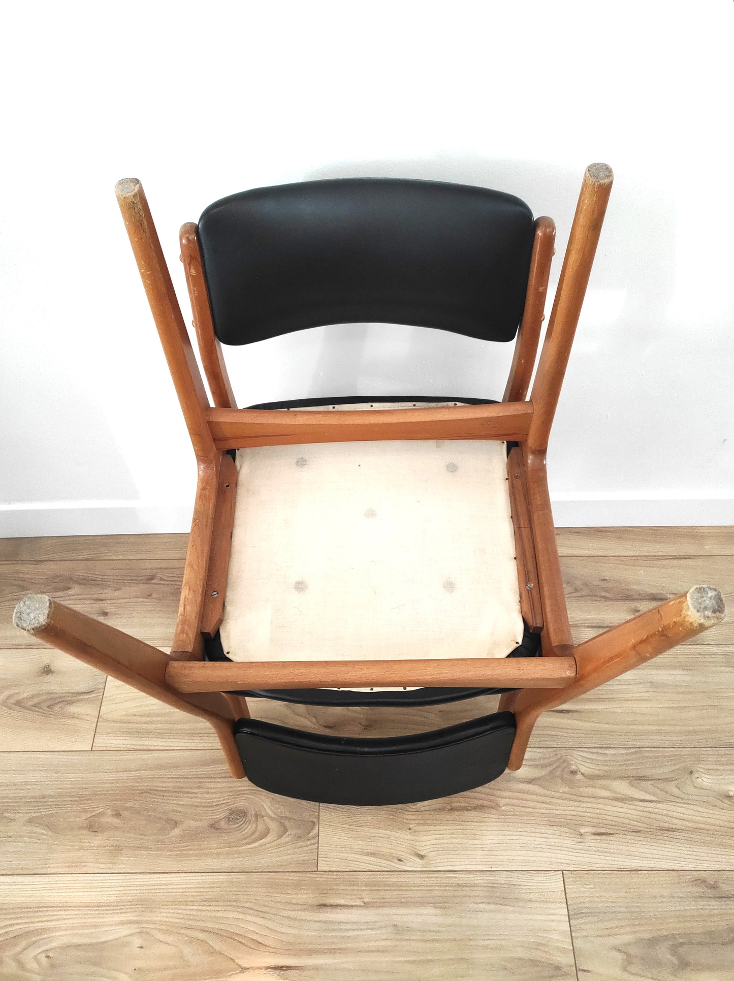 Paire de chaises vintage bois et skaï noir style scandinave estampillées CTC
