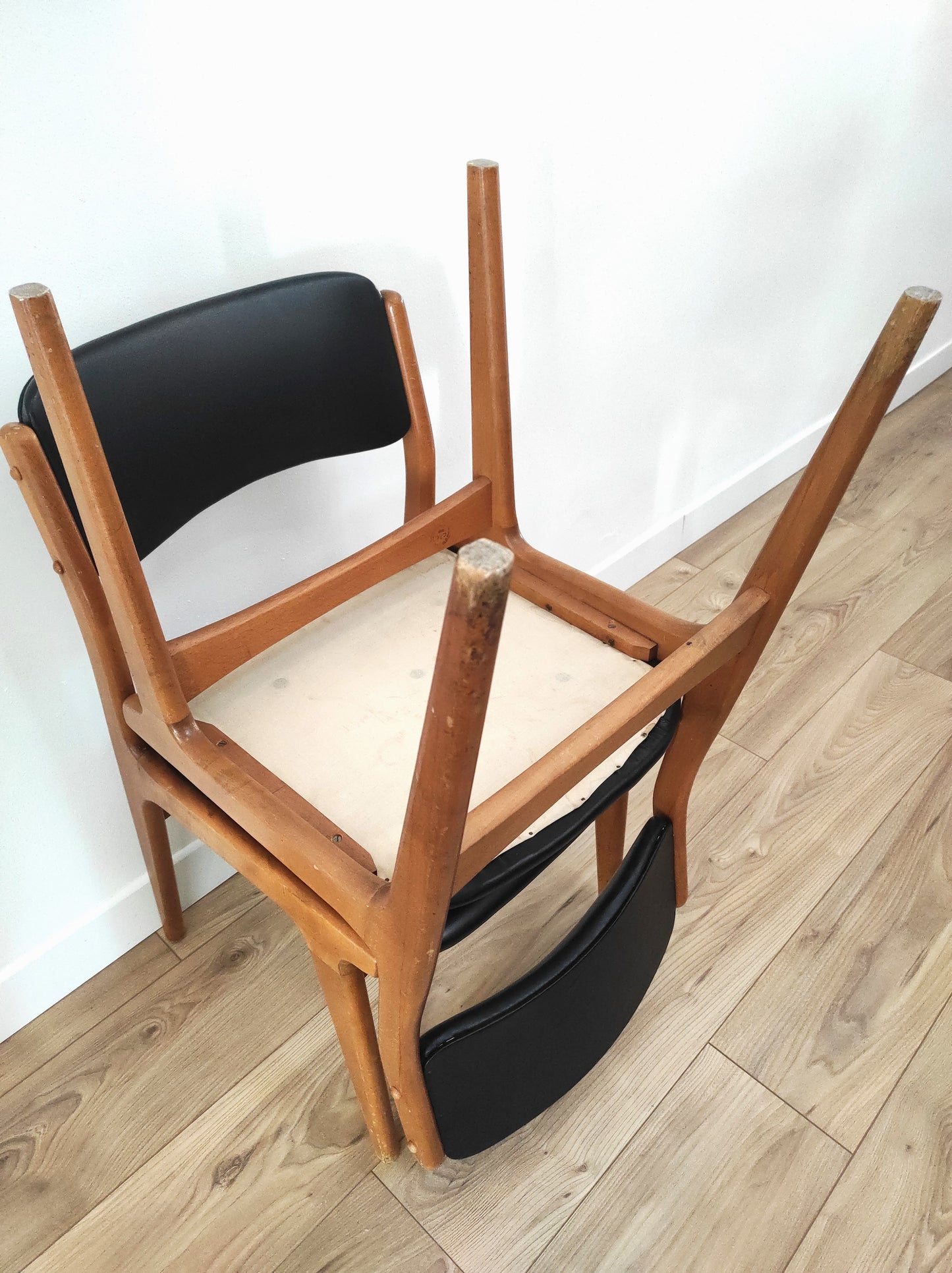 Paire de chaises vintage bois et skaï noir style scandinave estampillées CTC
