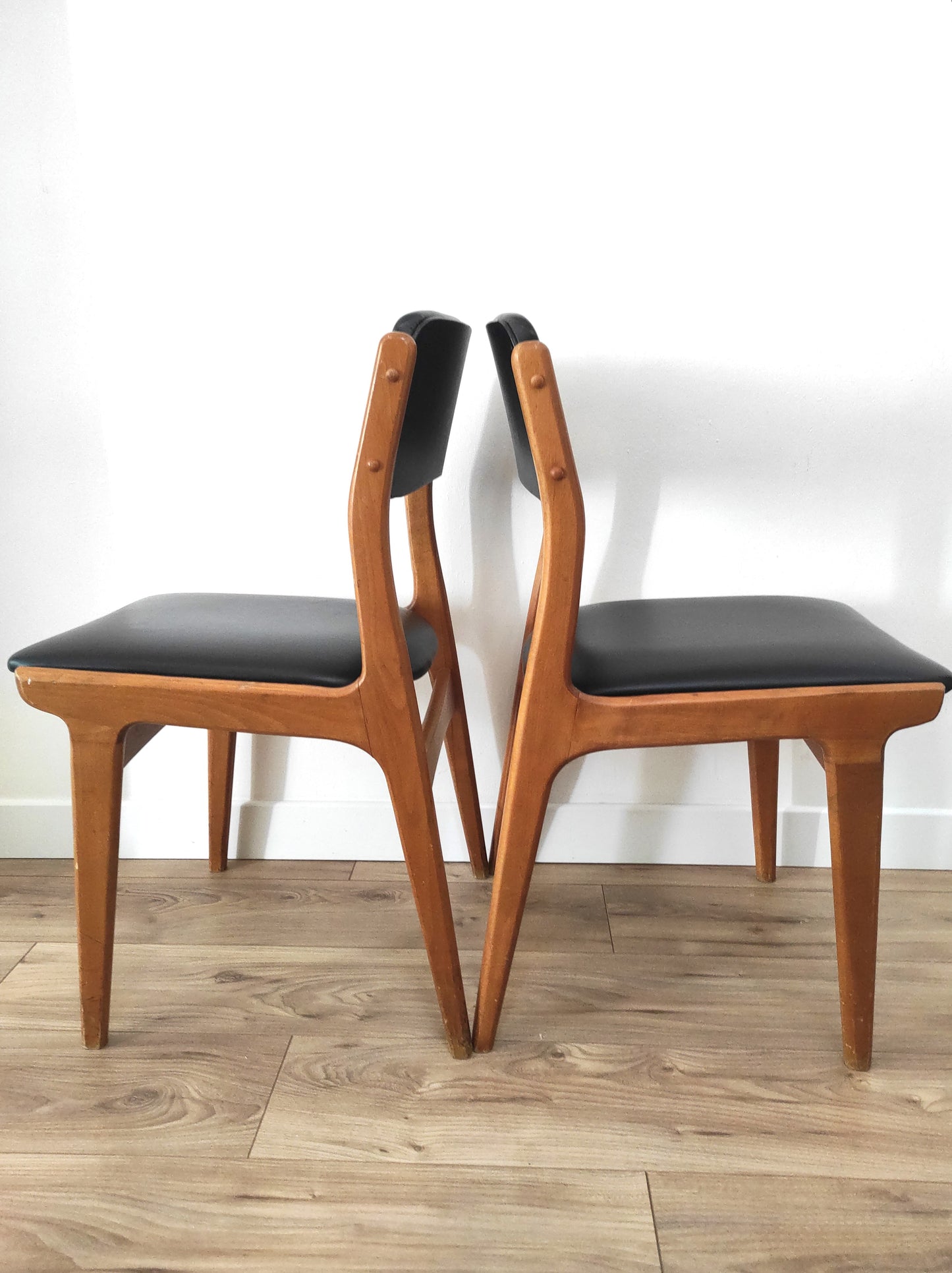 Paire de chaises vintage bois et skaï noir style scandinave estampillées CTC