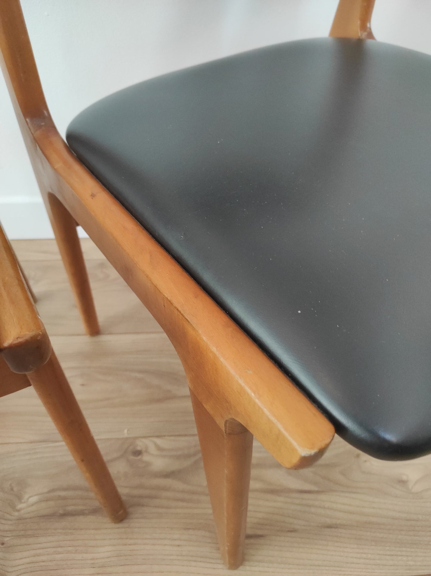 Paire de chaises vintage bois et skaï noir style scandinave estampillées CTC