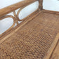 Jolie étagère murale en rotin vintage. Cette ancienne étagère murale en rotin trouvera sa place dans votre intérieur.   Son format est idéal pour s'adapter à toutes les pièces de la maison, et accueillir livres ou déco.  A noter : Dans son jus, le vernis est un peu passé à certains endroits mais reste en très bon état. 