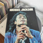 Ancien livre sur Michael Jackson vintage 1988. Le 12 septembre 1987, le chanteur le pus populaire de galaxie entame sa tournée mondiale à Tokyo !  Ce livre en très bon état retrace la première tournée mondial en solo de Michael Jackson.   Livre de Tom Lamotta aux éditions "Edition n°1". Livre vintage
