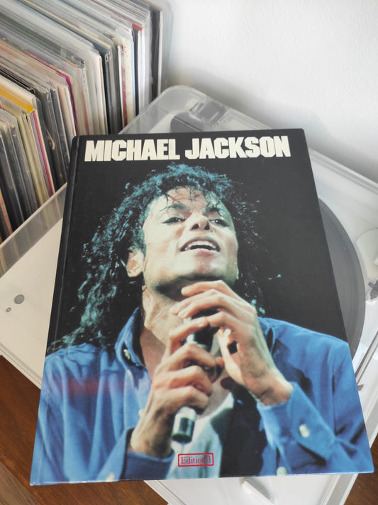 Ancien livre sur Michael Jackson vintage 1988. Le 12 septembre 1987, le chanteur le pus populaire de galaxie entame sa tournée mondiale à Tokyo !  Ce livre en très bon état retrace la première tournée mondial en solo de Michael Jackson.   Livre de Tom Lamotta aux éditions "Edition n°1". Livre vintage