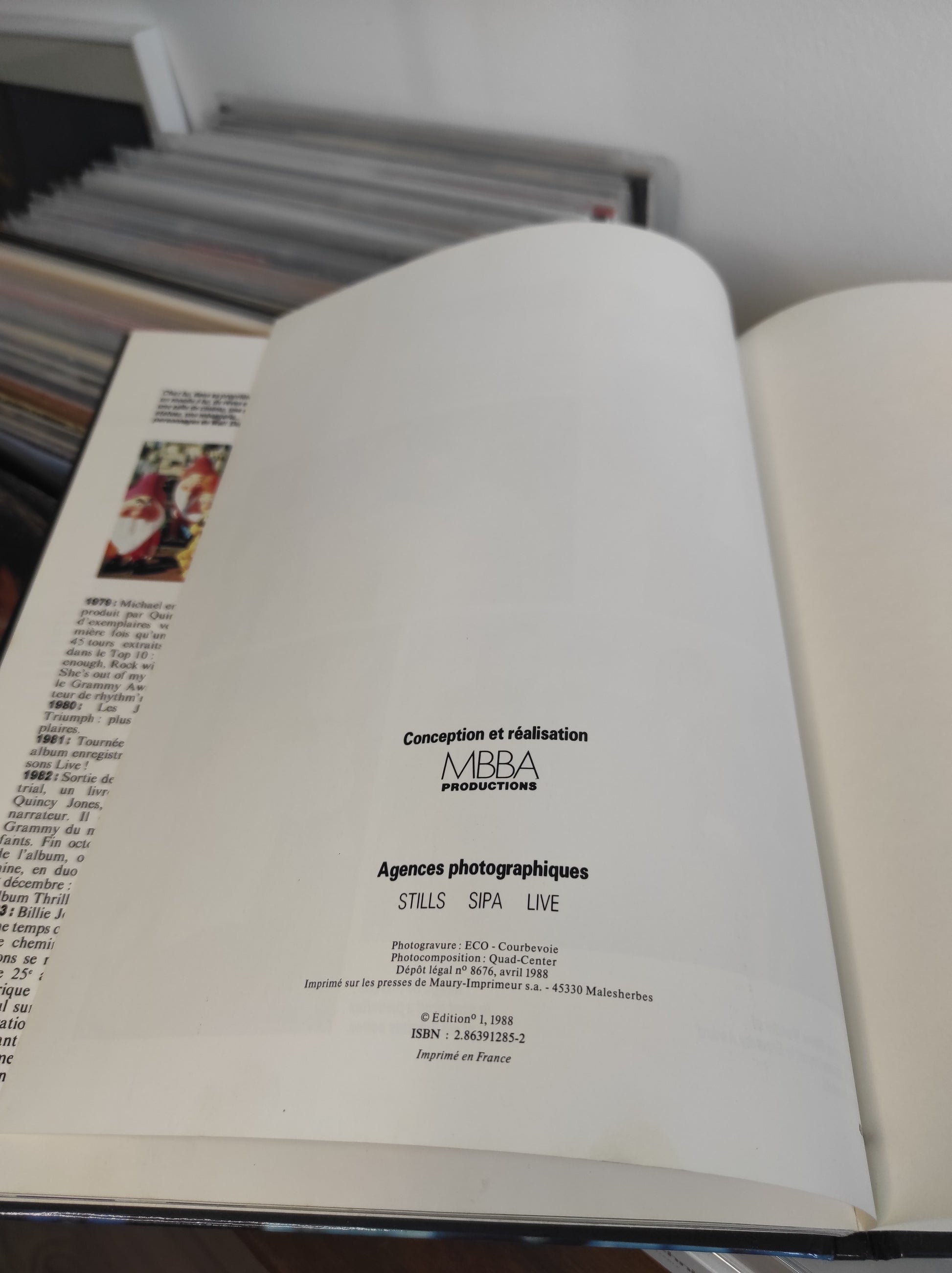 Ancien livre sur Michael Jackson vintage 1988.Le 12 septembre 1987, le chanteur le pus populaire de galaxie entame sa tournée mondiale à Tokyo !  Ce livre en très bon état retrace la première tournée mondial en solo de Michael Jackson.   Livre de Tom Lamotta aux éditions "Edition n°1". Livre vintage 