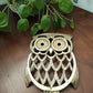 Dessous de plat hibou en laiton vintage. Chouette c'est l'heure de passer à table !   Chouette ou hibou, c'est comme vous voulez ;-)  Ce joli dessous de plat vintage en laiton ajouré des années 60-70 , est prêt à recevoir vos petits plats ! 