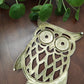 Dessous de plat hibou en laiton vintage. Chouette c'est l'heure de passer à table !   Chouette ou hibou, c'est comme vous voulez ;-)  Ce joli dessous de plat vintage en laiton ajouré des années 60-70 , est prêt à recevoir vos petits plats ! 