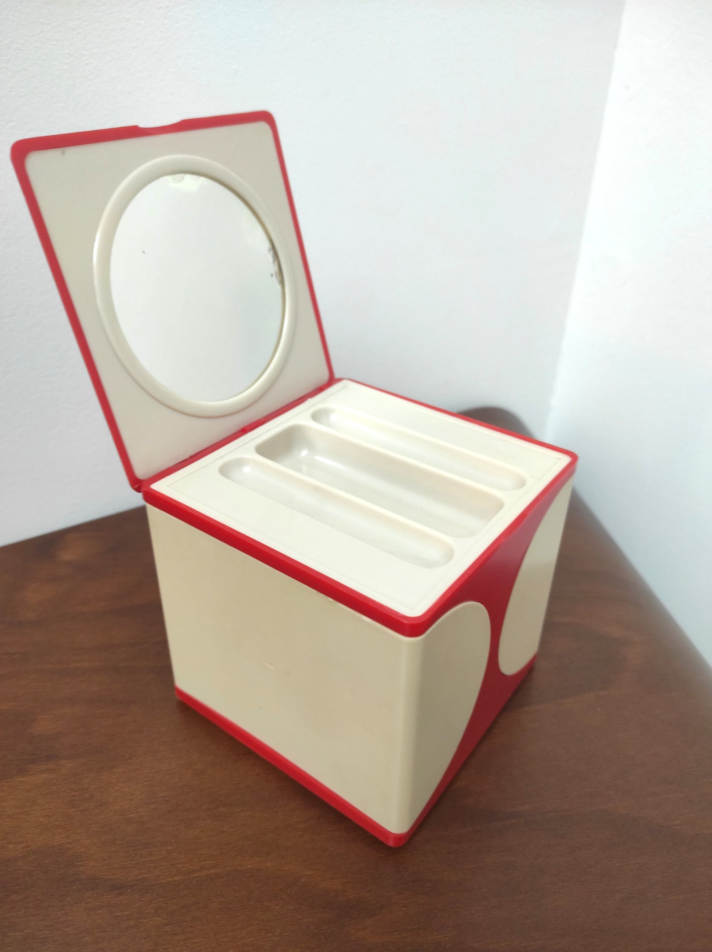 Boîte à maquillage des années 70 en plastique rouge et beige